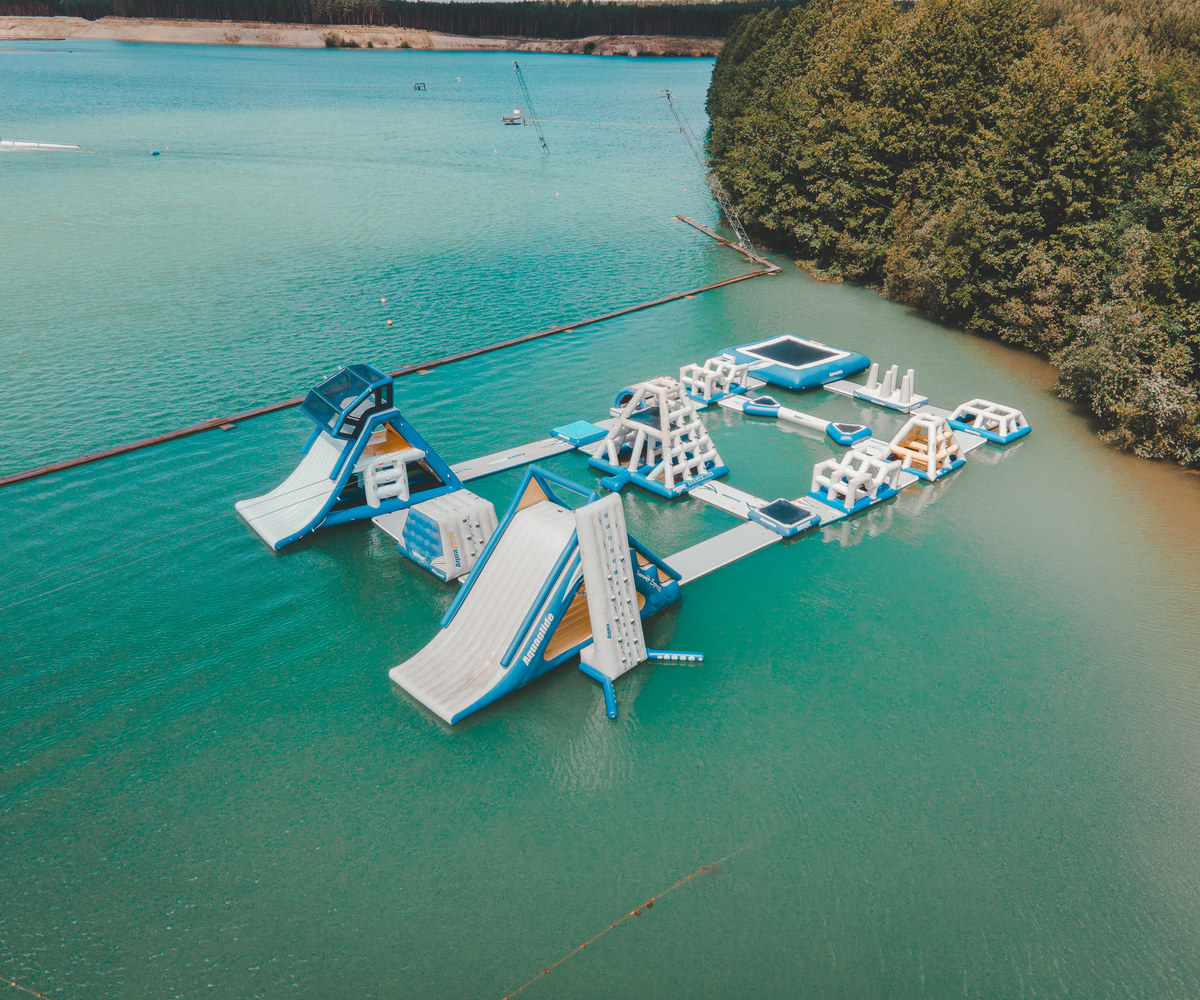 Schwimmender Aquapark im Wasserskipark Zossen