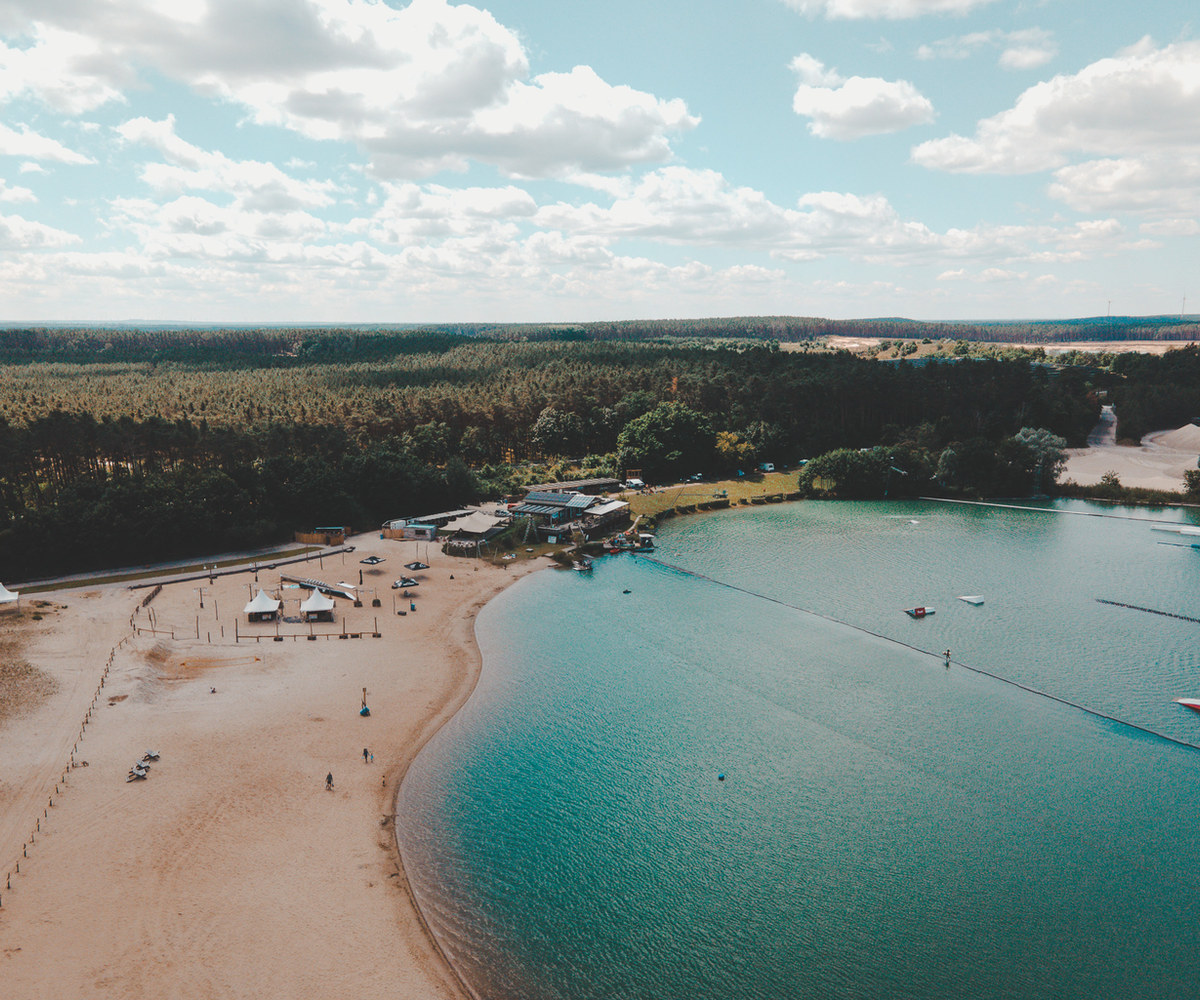 Blick auf Strand und See im Wasserskipark Zossen