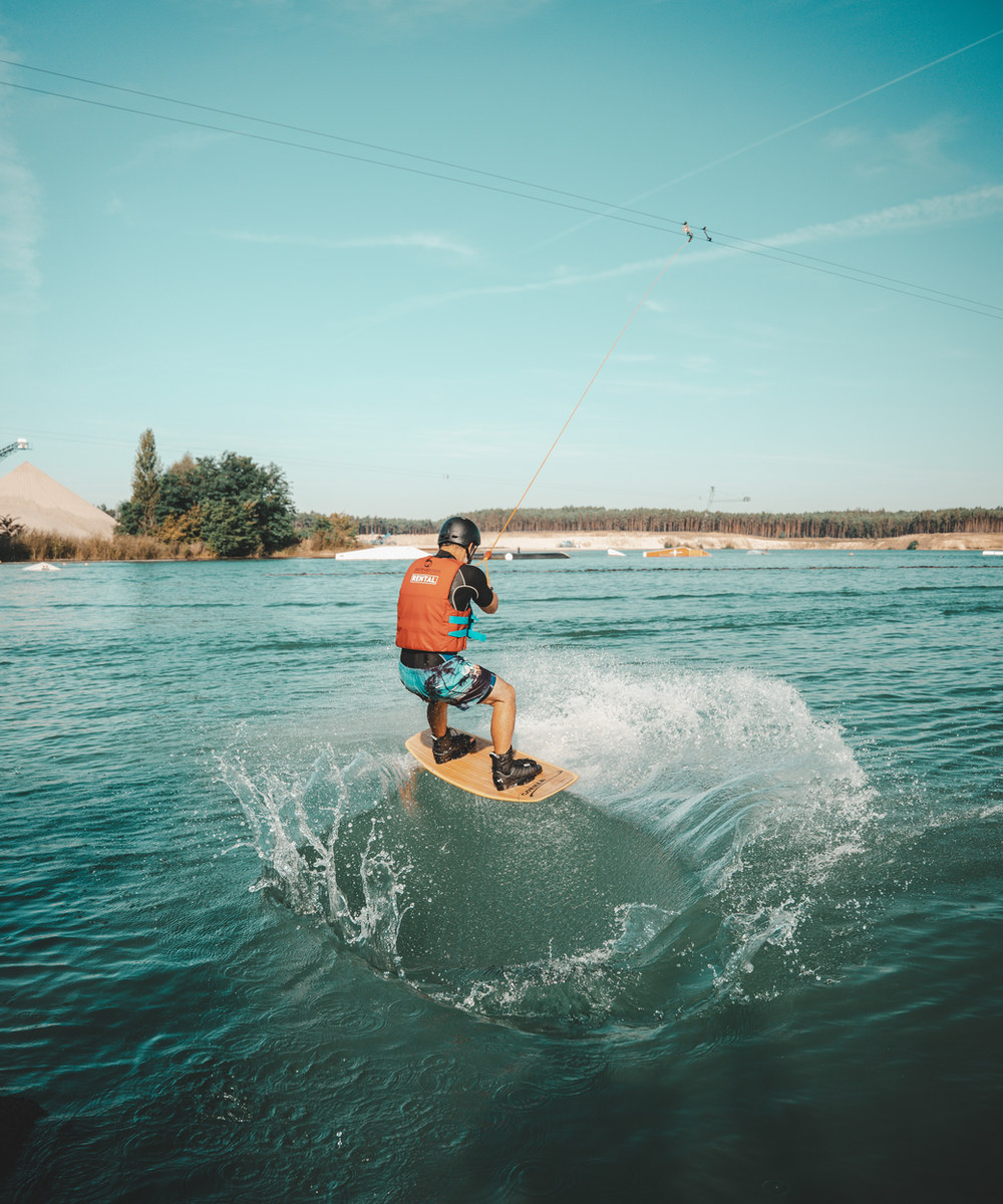 Wakeboard-Anfänger auf ruhigem Wasser